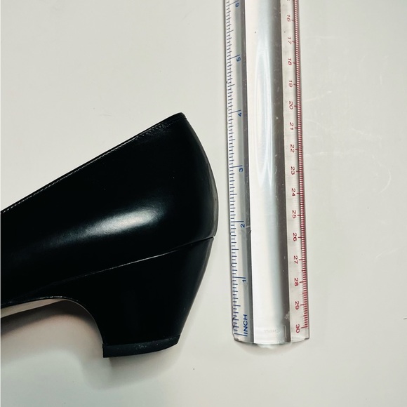 Salvatore Ferragamo Women’s Beautiful Classic 90’s Black Pump Heels Size 7AA - Picture 8 of 8